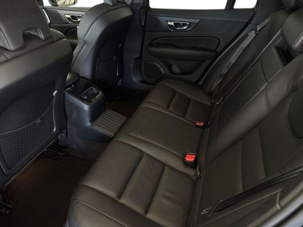 Volvo V60 2019 Musta