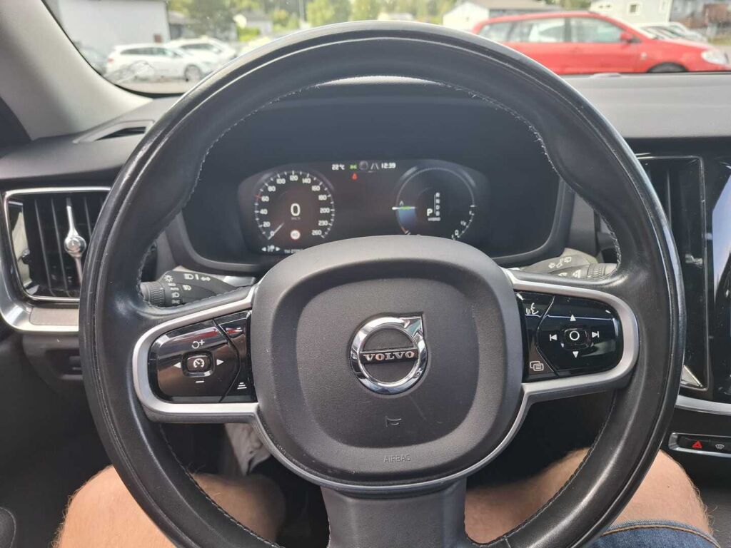 Volvo V60 2019 Musta
