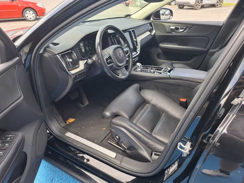 Volvo V60 2019 Musta