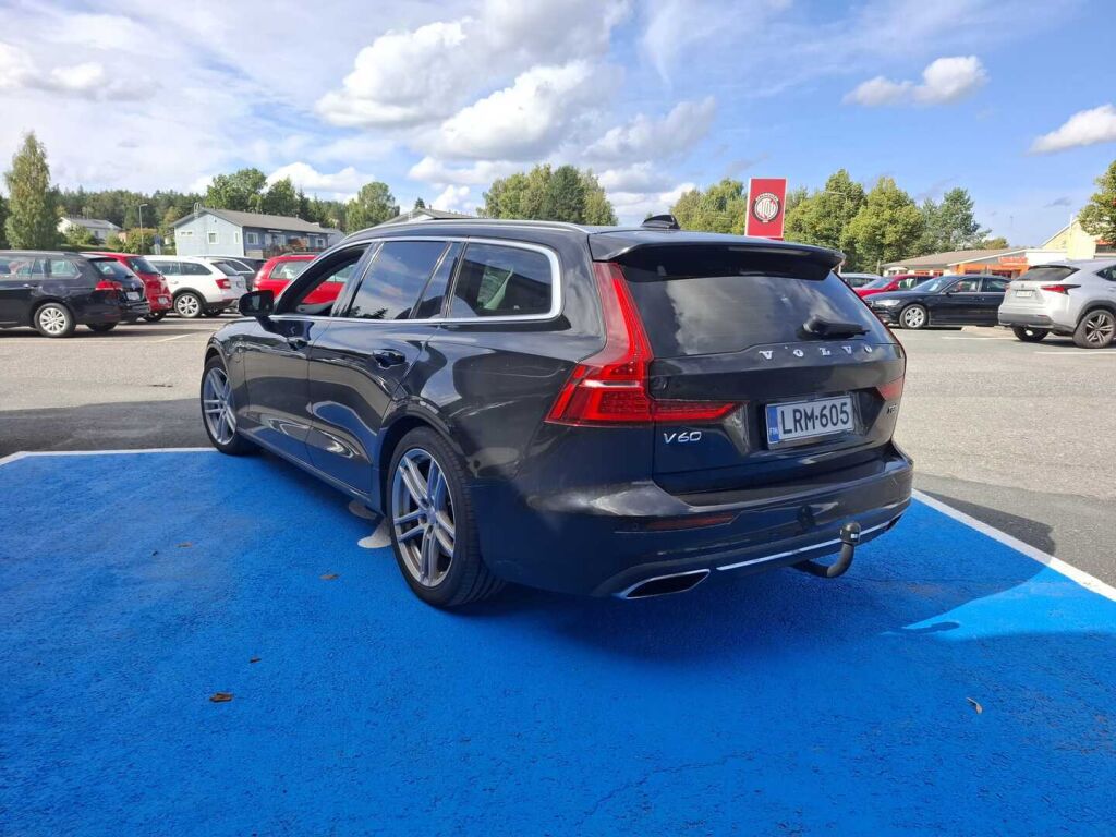 Volvo V60 2019 Musta
