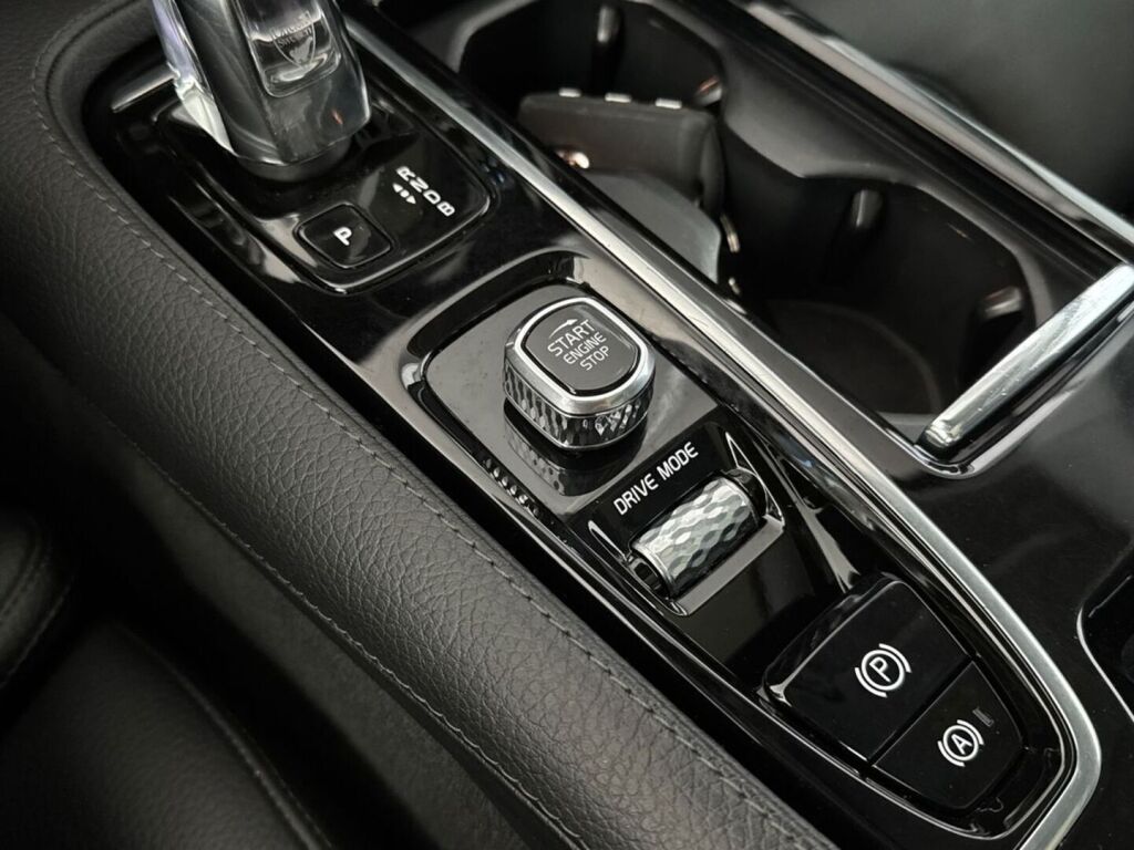 Volvo V60 2019 Musta