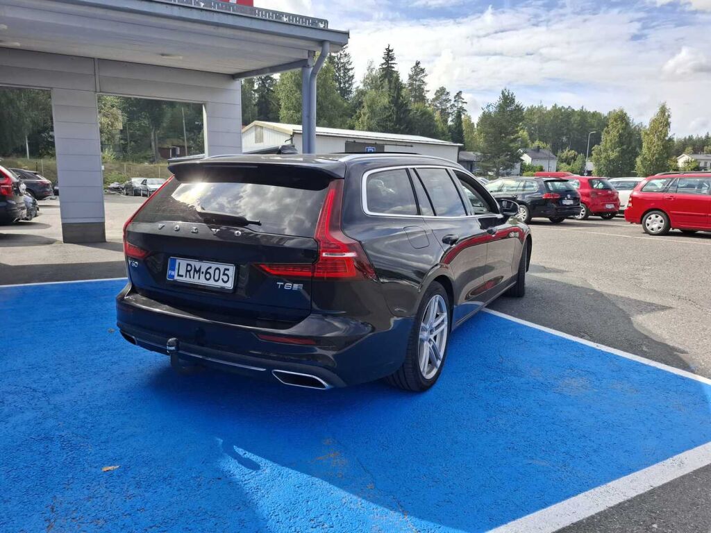 Volvo V60 2019 Musta