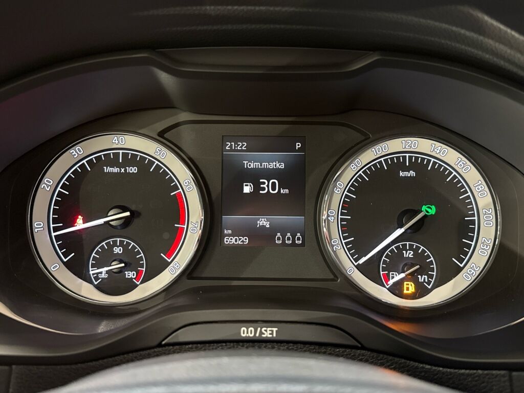 Skoda Karoq 2023 Valkoinen