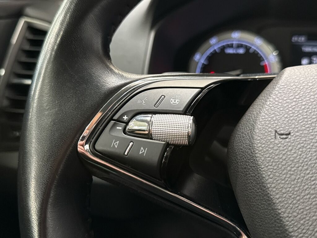 Skoda Karoq 2023 Valkoinen