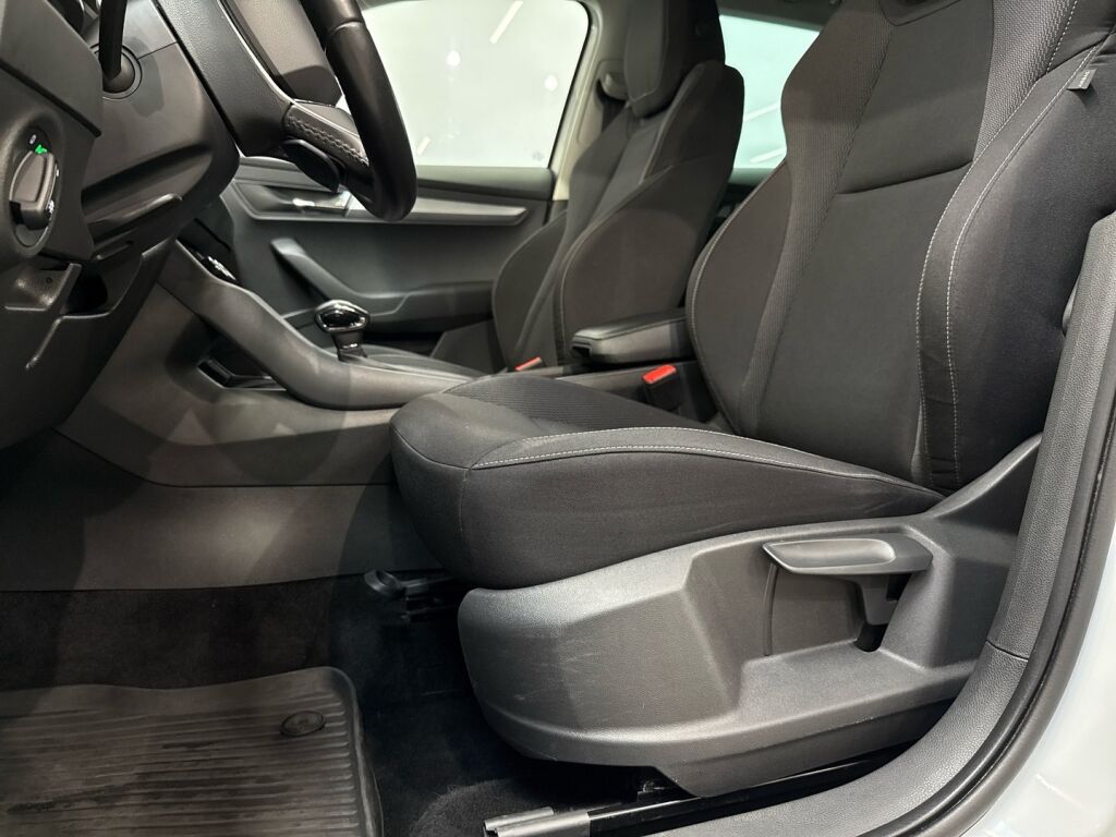 Skoda Karoq 2023 Valkoinen