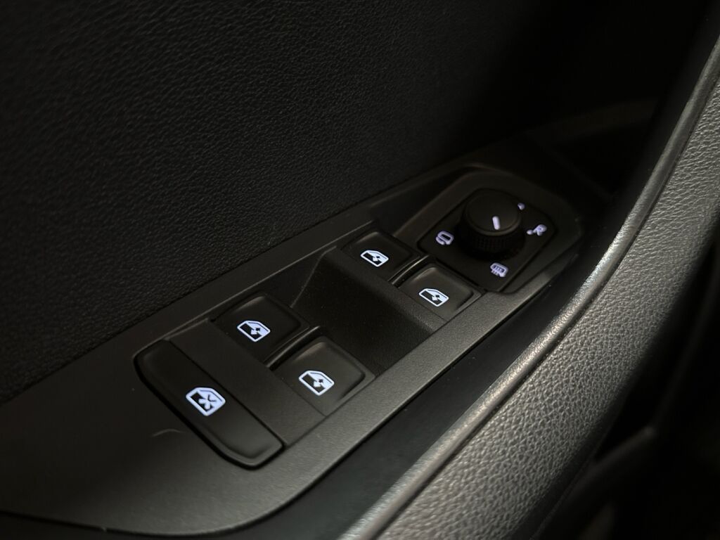 Skoda Karoq 2023 Valkoinen