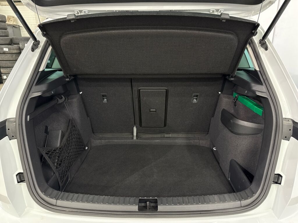 Skoda Karoq 2023 Valkoinen
