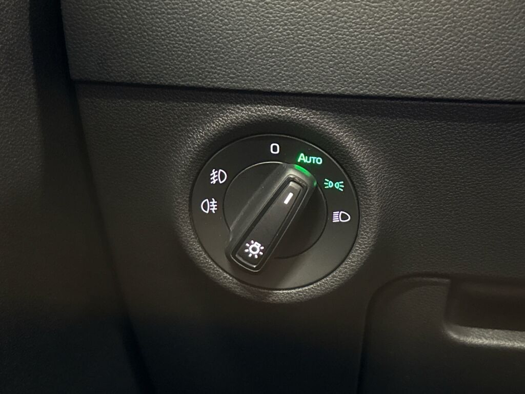 Skoda Karoq 2023 Valkoinen