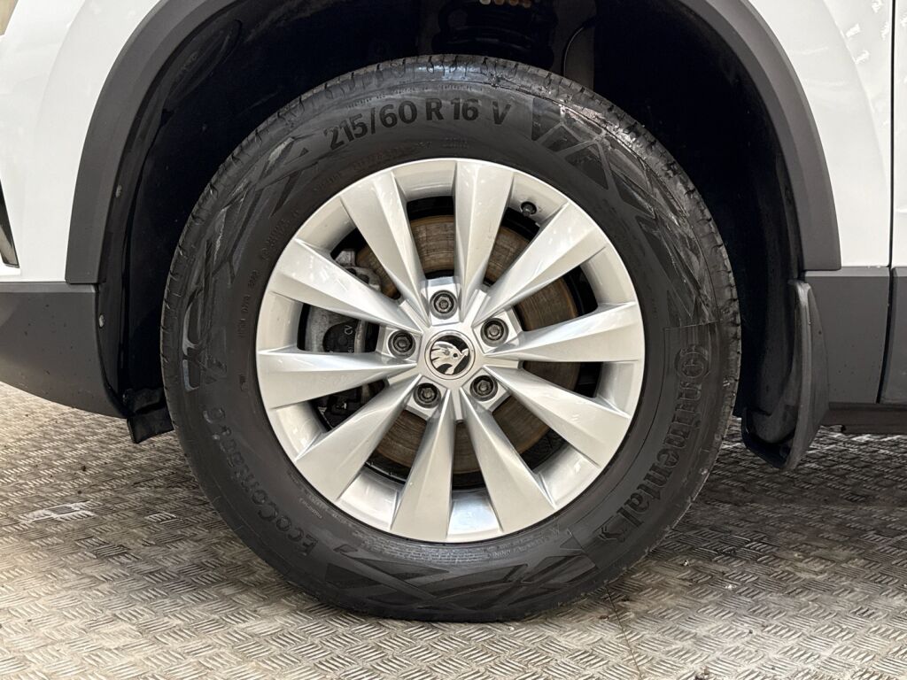 Skoda Karoq 2023 Valkoinen