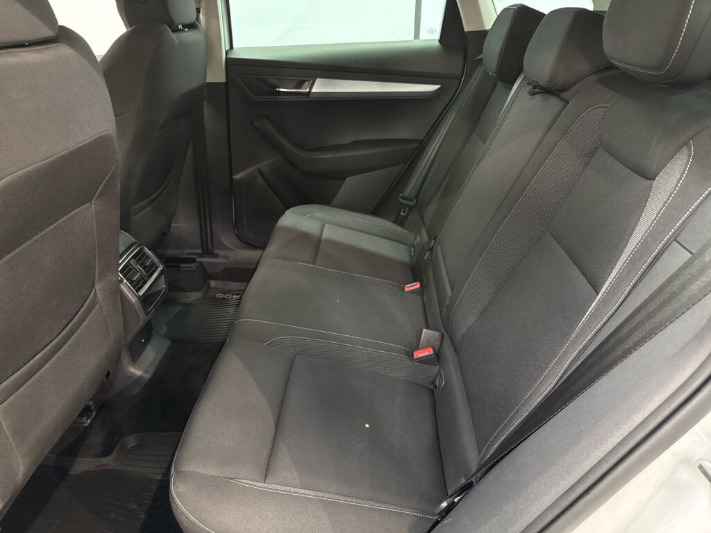 Skoda Karoq 2023 Valkoinen