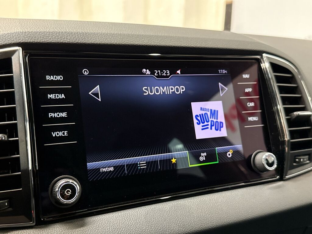 Skoda Karoq 2023 Valkoinen