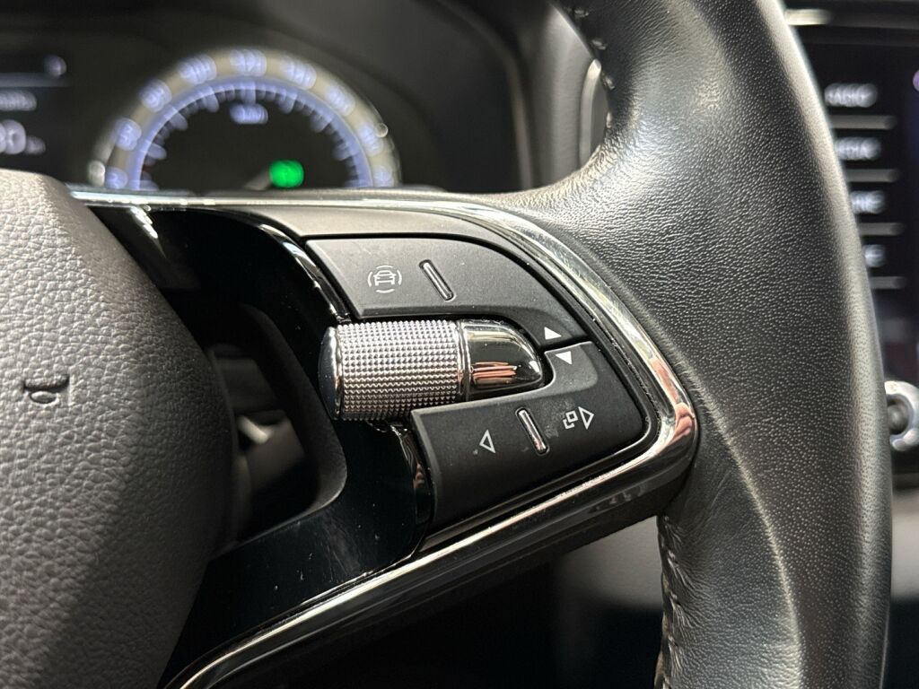 Skoda Karoq 2023 Valkoinen