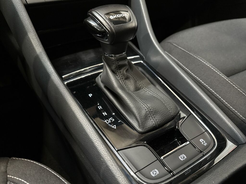 Skoda Karoq 2023 Valkoinen