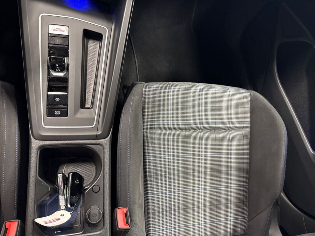 Volkswagen Golf 2021 Valkoinen