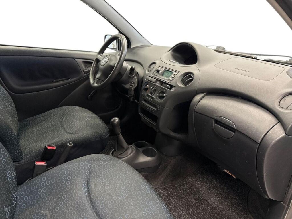 Toyota Yaris 2003 Hopea