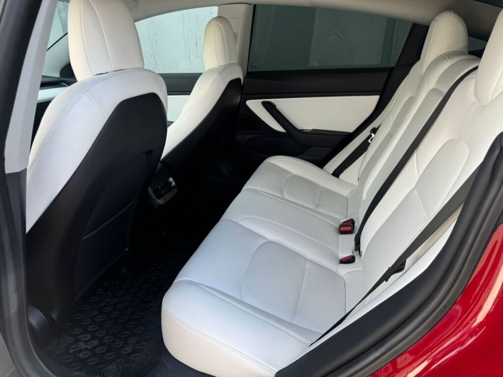 Tesla Model 3 2019 Punainen