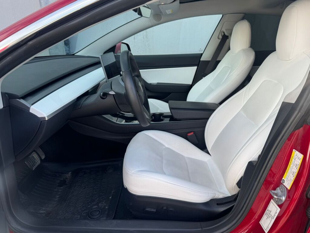 Tesla Model 3 2019 Punainen