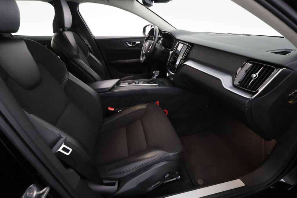Volvo V60 2019 Musta