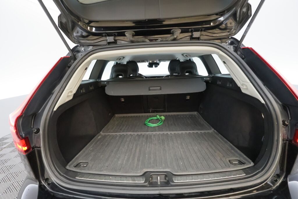 Volvo V60 2019 Musta