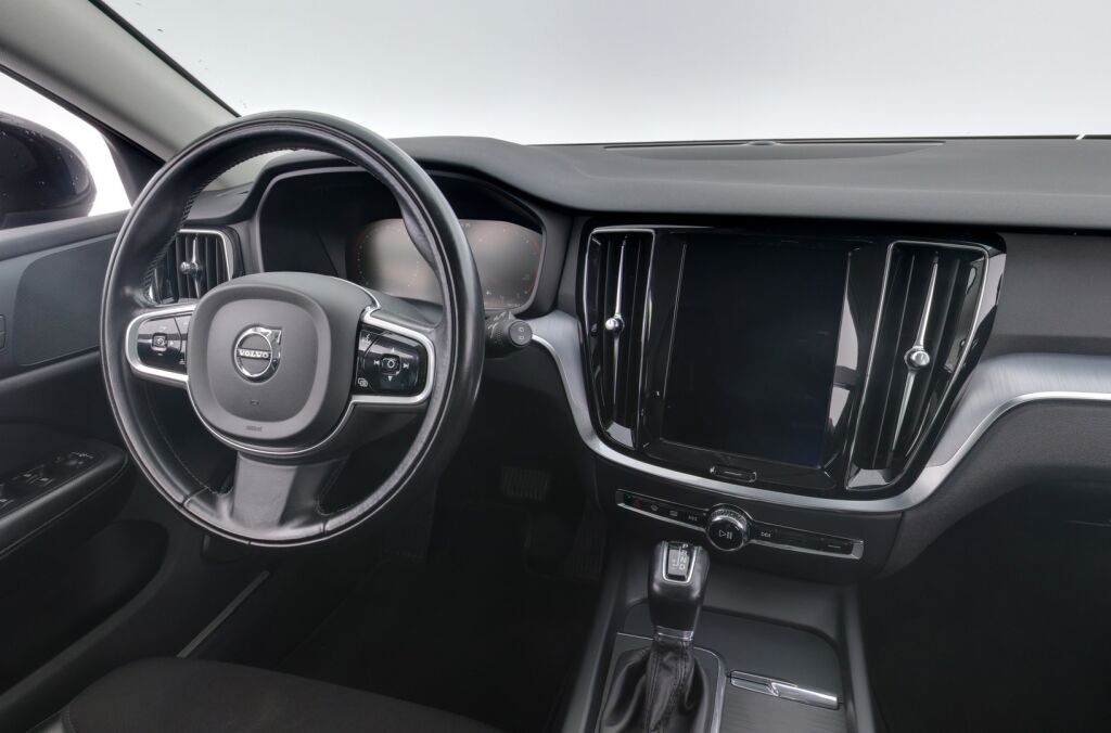 Volvo V60 2019 Musta