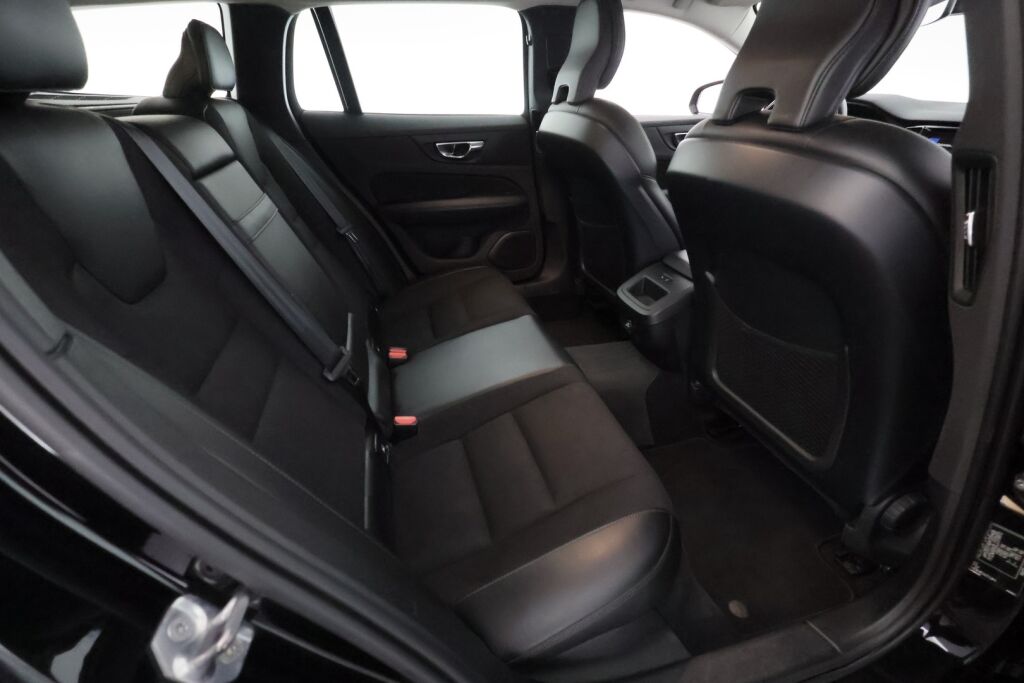 Volvo V60 2019 Musta