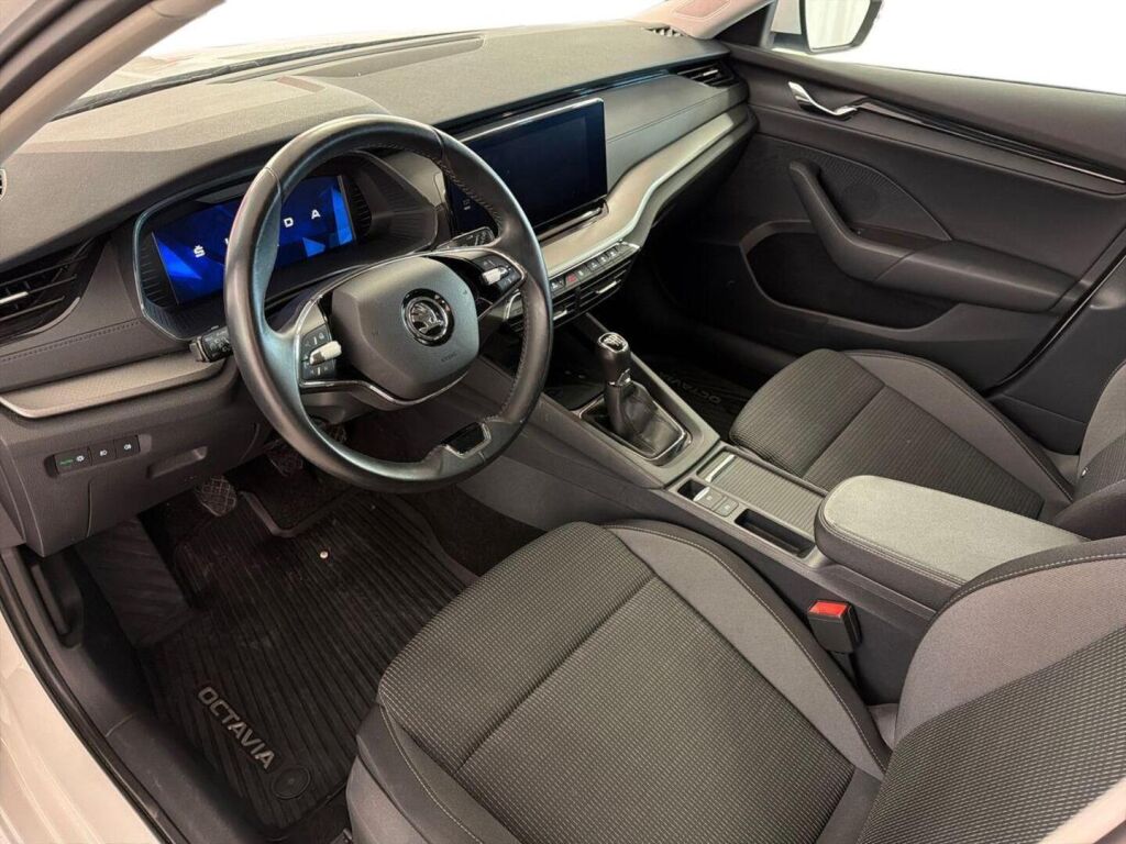 Skoda Octavia 2023 Valkoinen