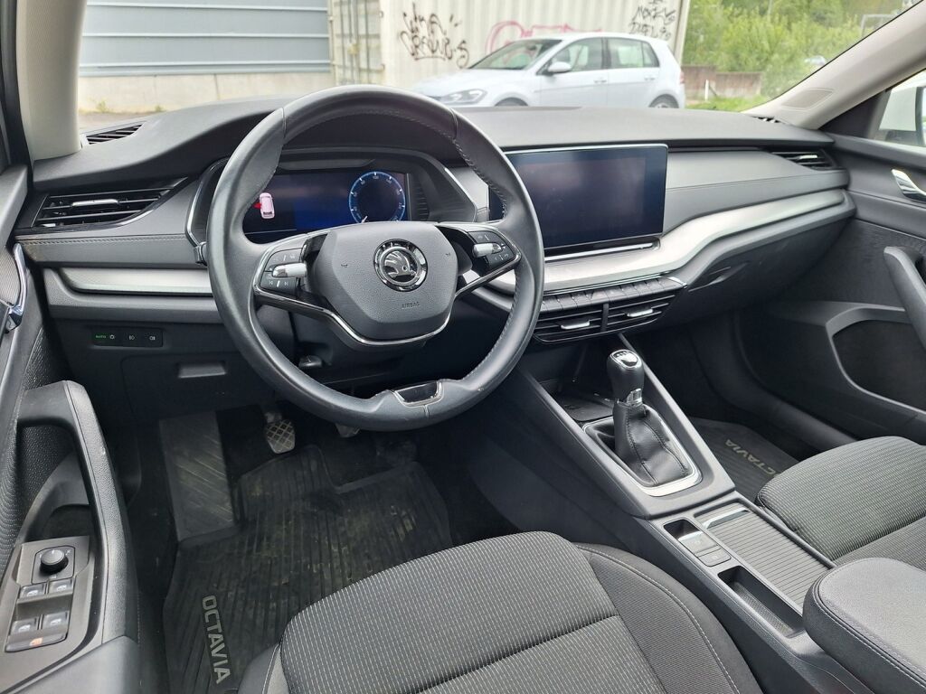 Skoda Octavia 2023 Valkoinen