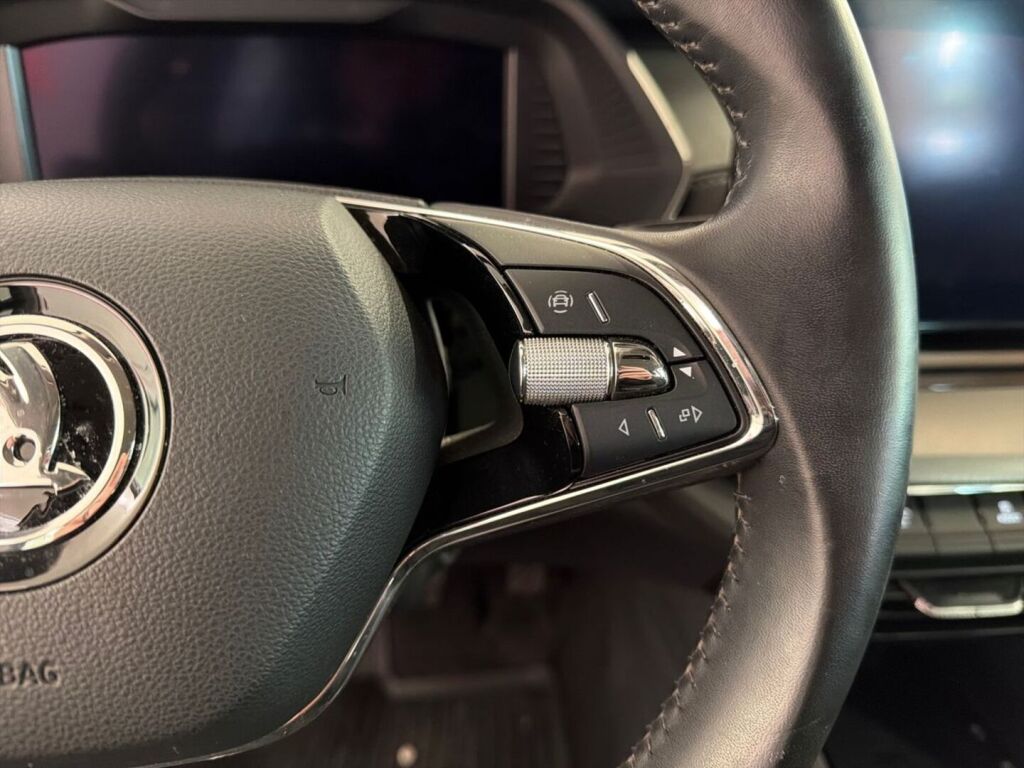 Skoda Octavia 2023 Valkoinen