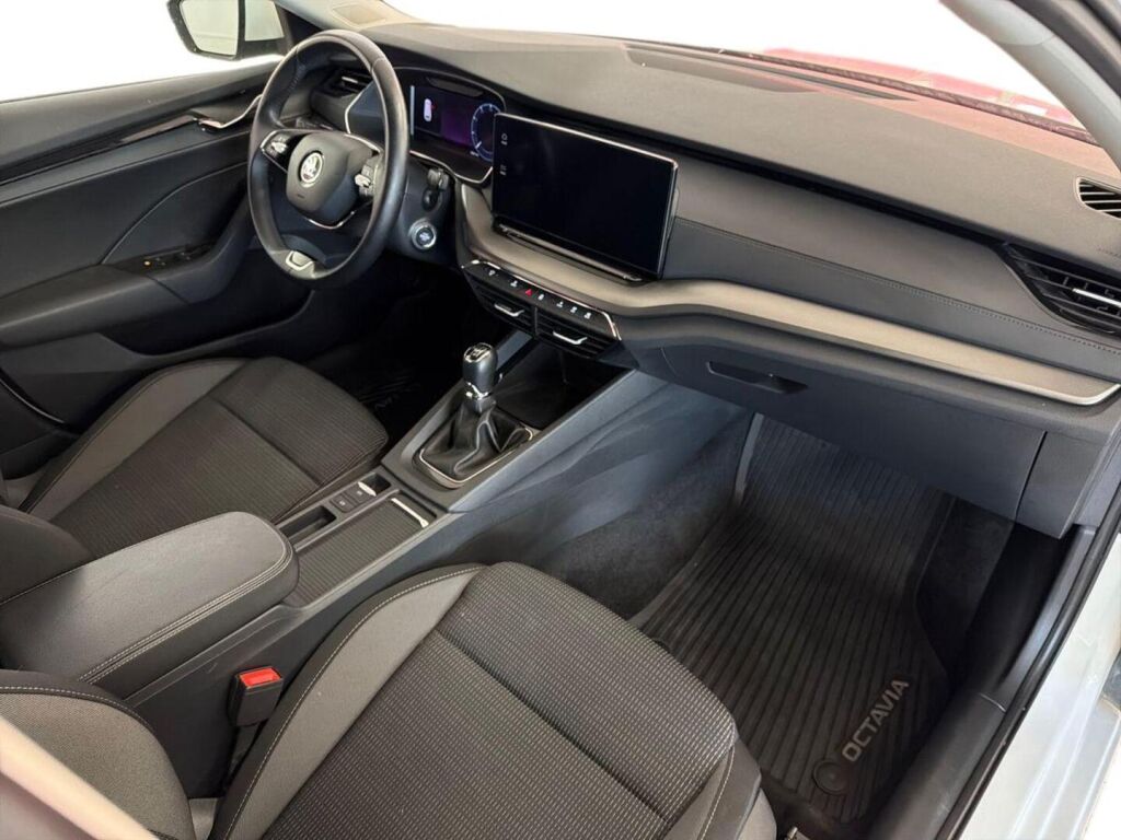 Skoda Octavia 2023 Valkoinen