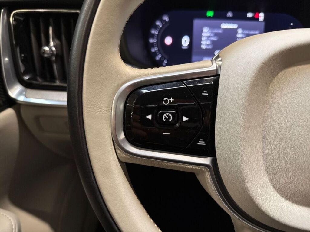 Volvo V60 2023 Musta