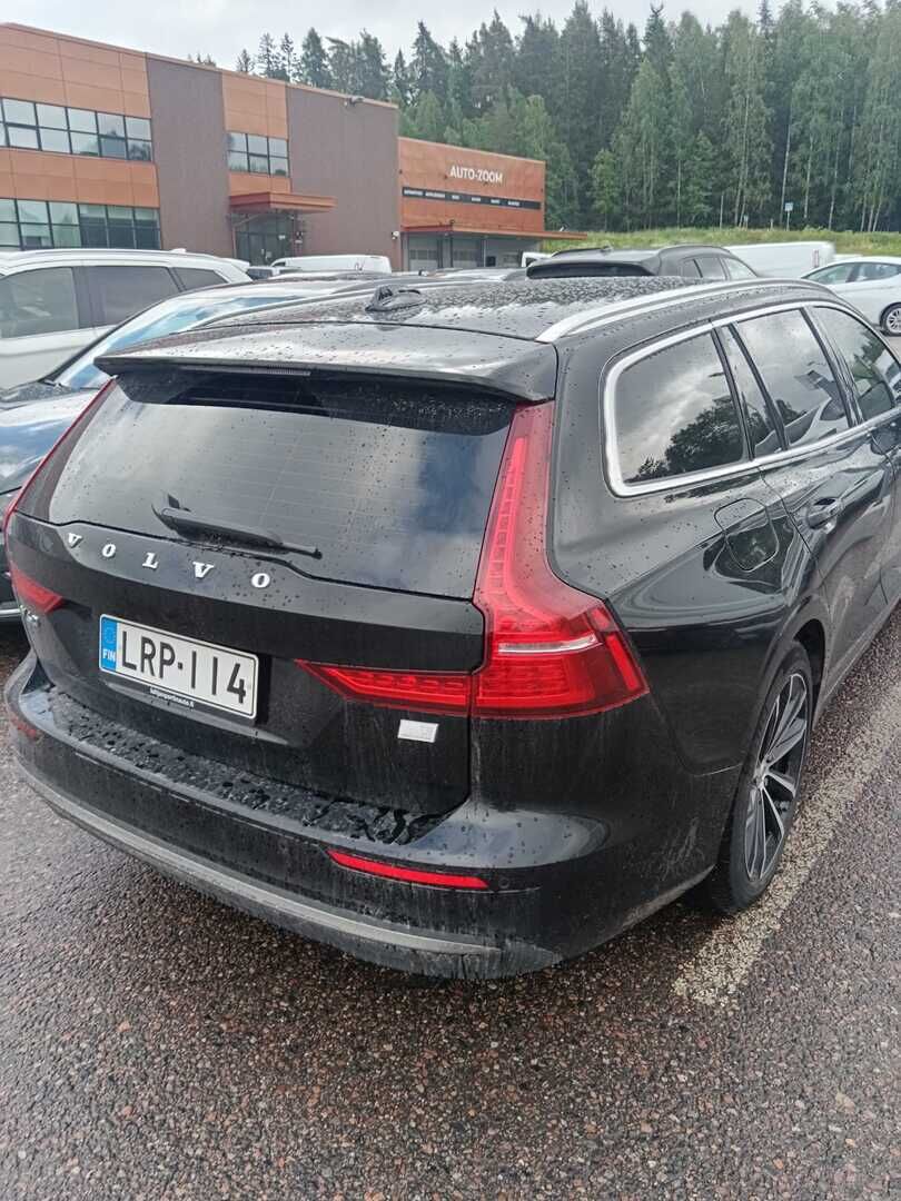 Volvo V60 2023 Musta