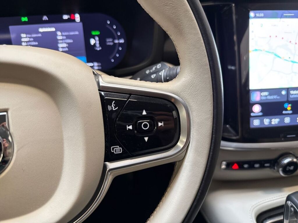 Volvo V60 2023 Musta