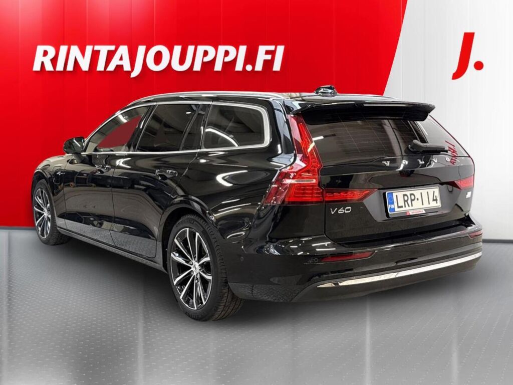 Volvo V60 2023 Musta
