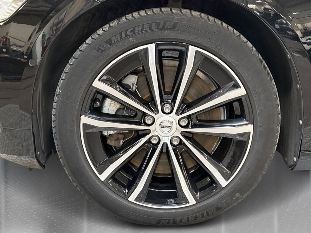 Volvo V60 2023 Musta
