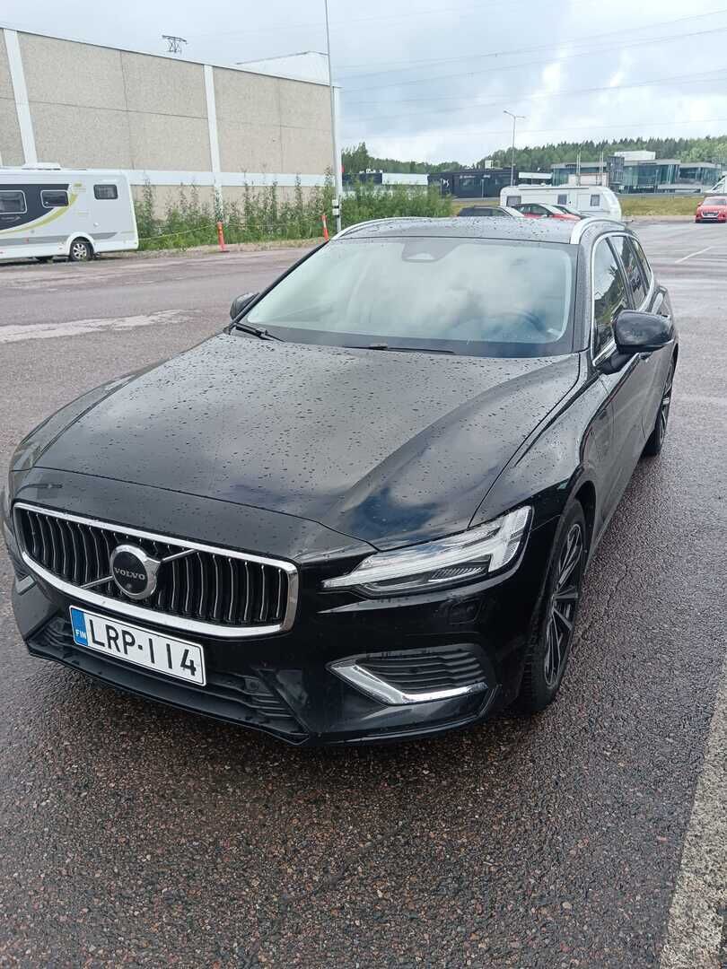 Volvo V60 2023 Musta