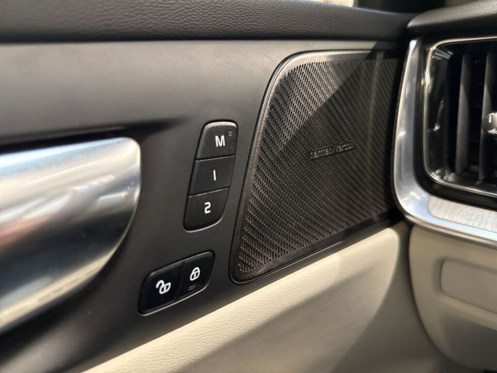 Volvo V60 2023 Musta