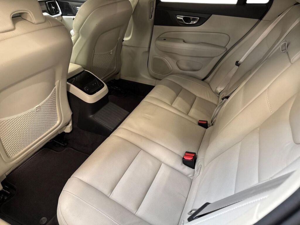 Volvo V60 2023 Musta