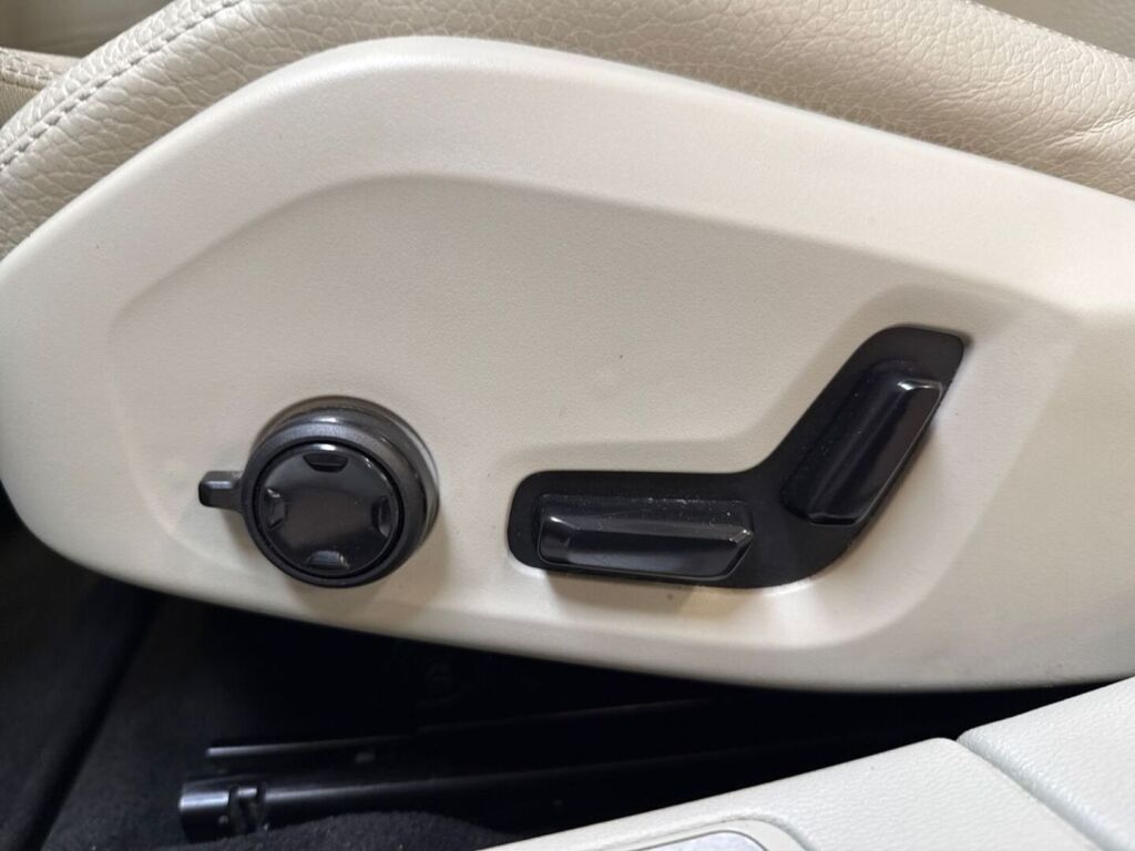 Volvo V60 2023 Musta