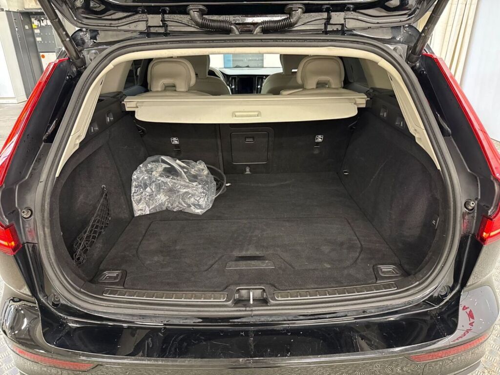 Volvo V60 2023 Musta