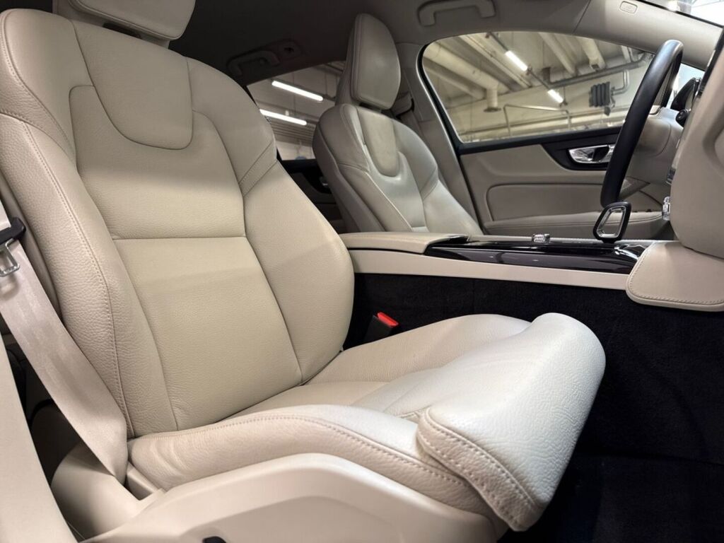 Volvo V60 2023 Musta