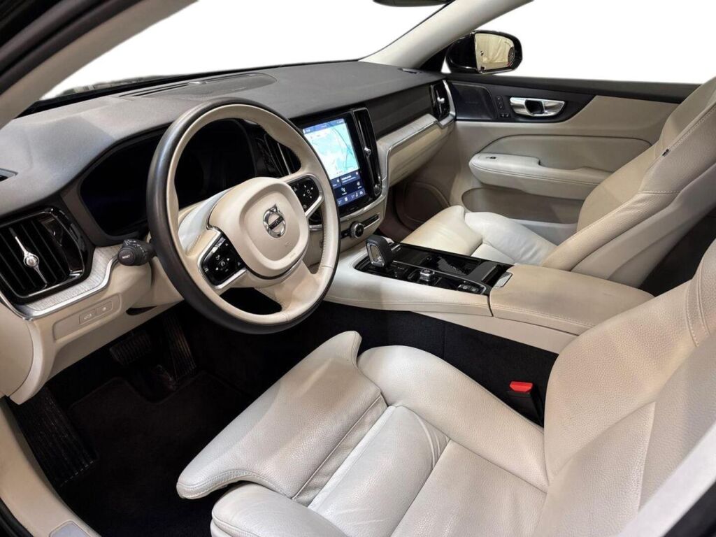 Volvo V60 2023 Musta
