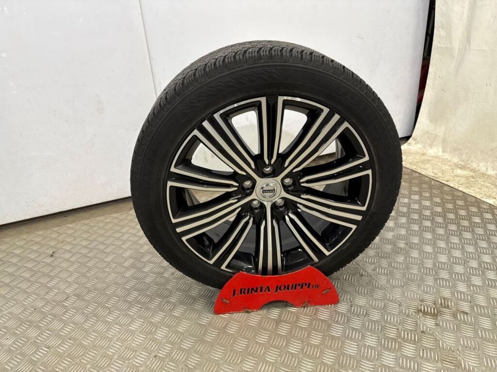 Volvo V60 2023 Musta