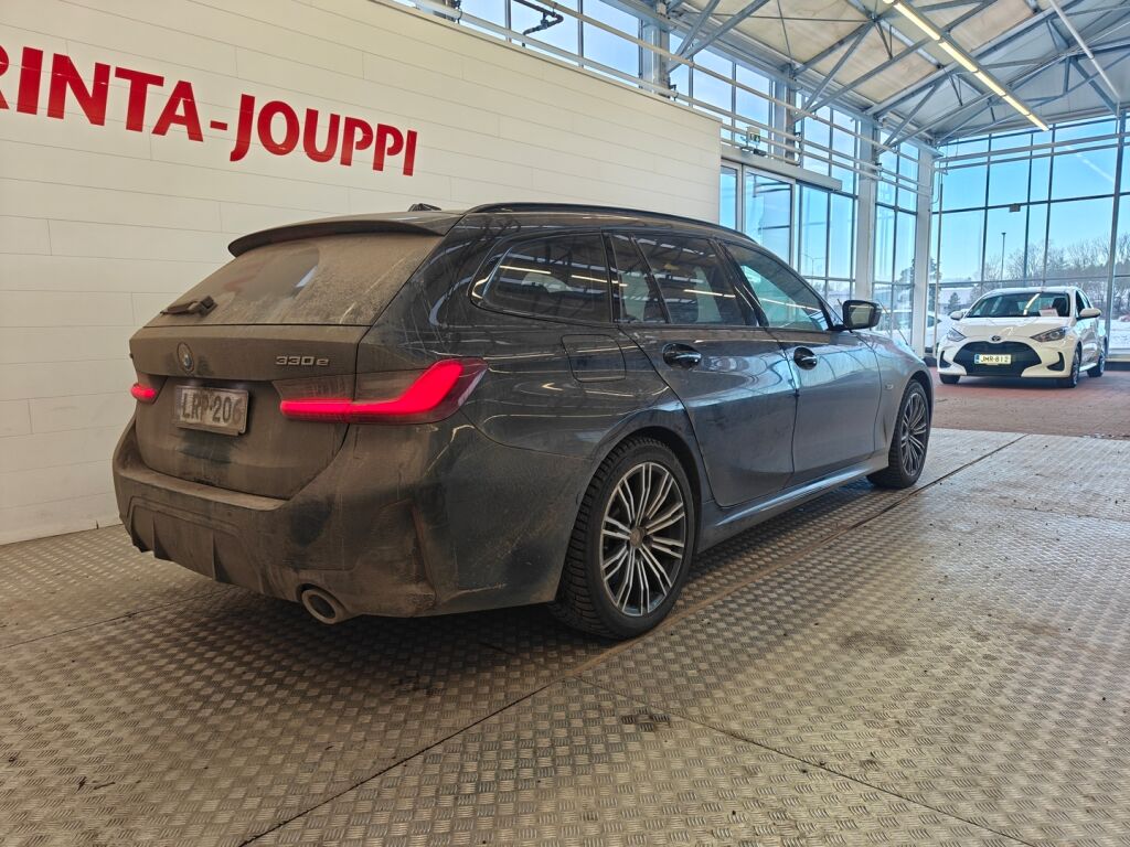 BMW 330 2023 Musta