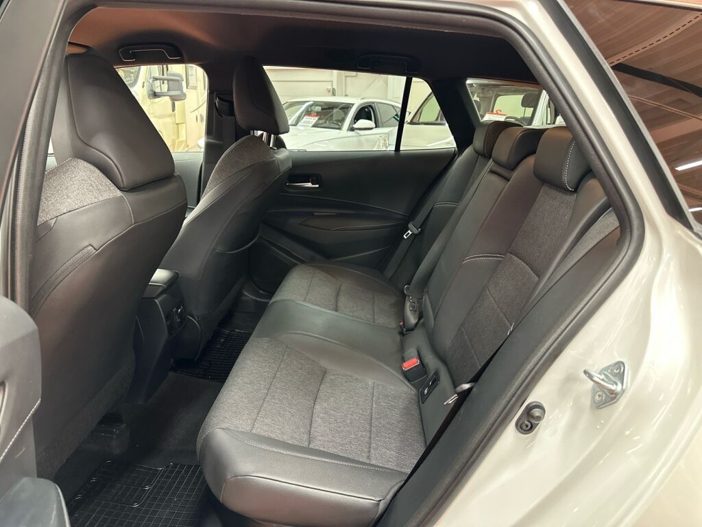 Toyota Corolla 2023 Valkoinen