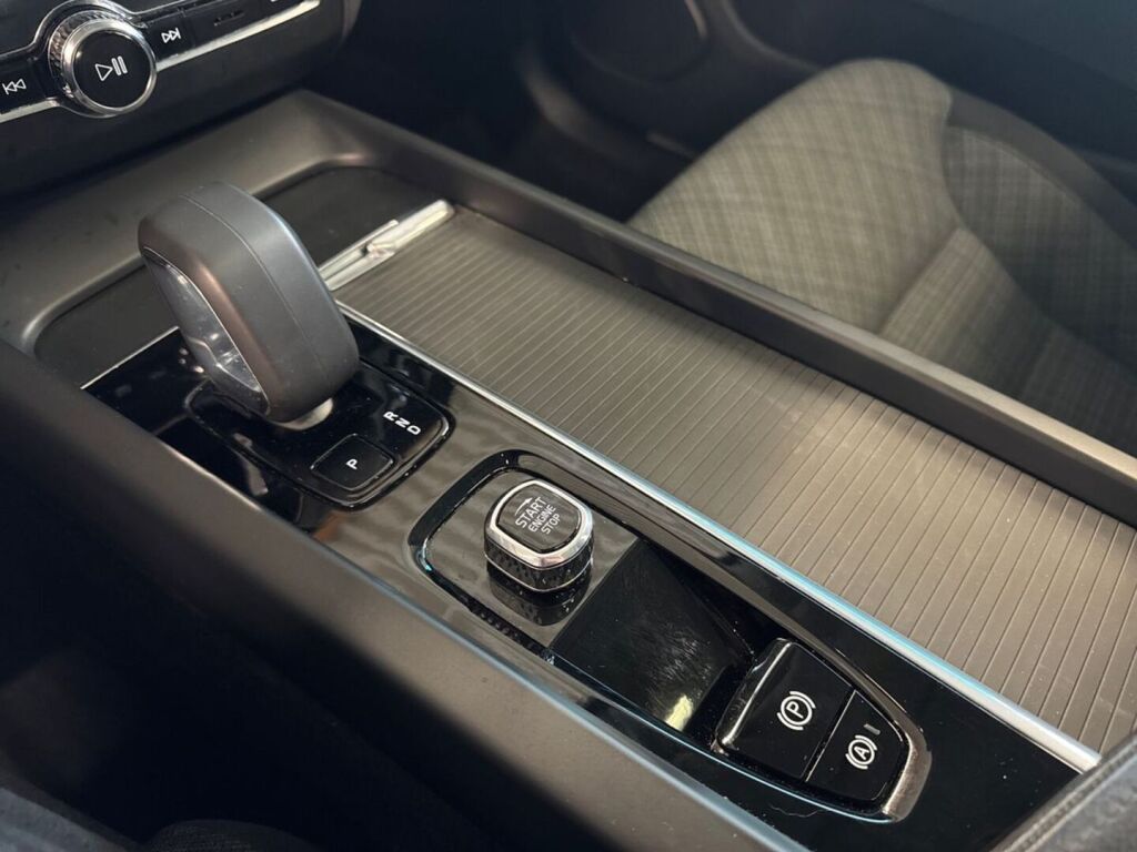 Volvo XC60 2023 Musta