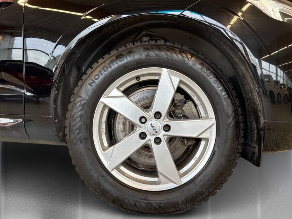 Volvo XC60 2023 Musta