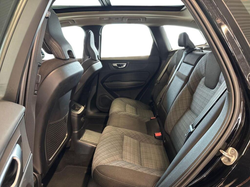 Volvo XC60 2023 Musta