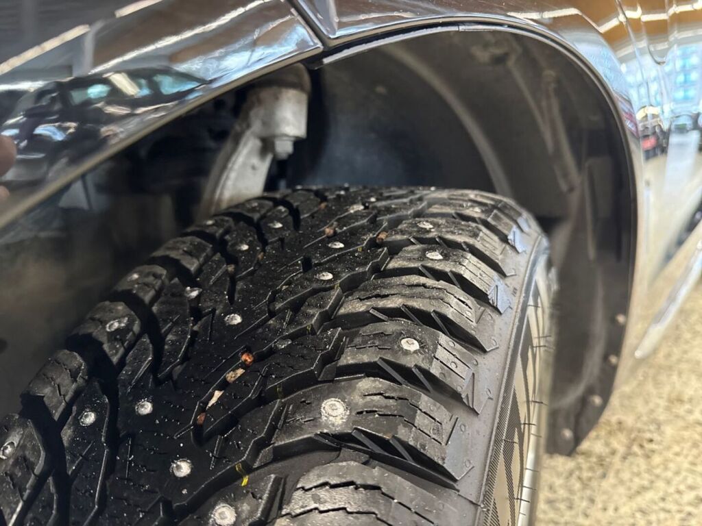 Volvo XC60 2023 Musta