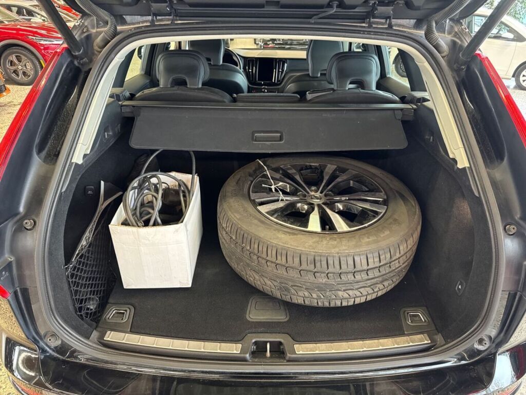 Volvo XC60 2023 Musta