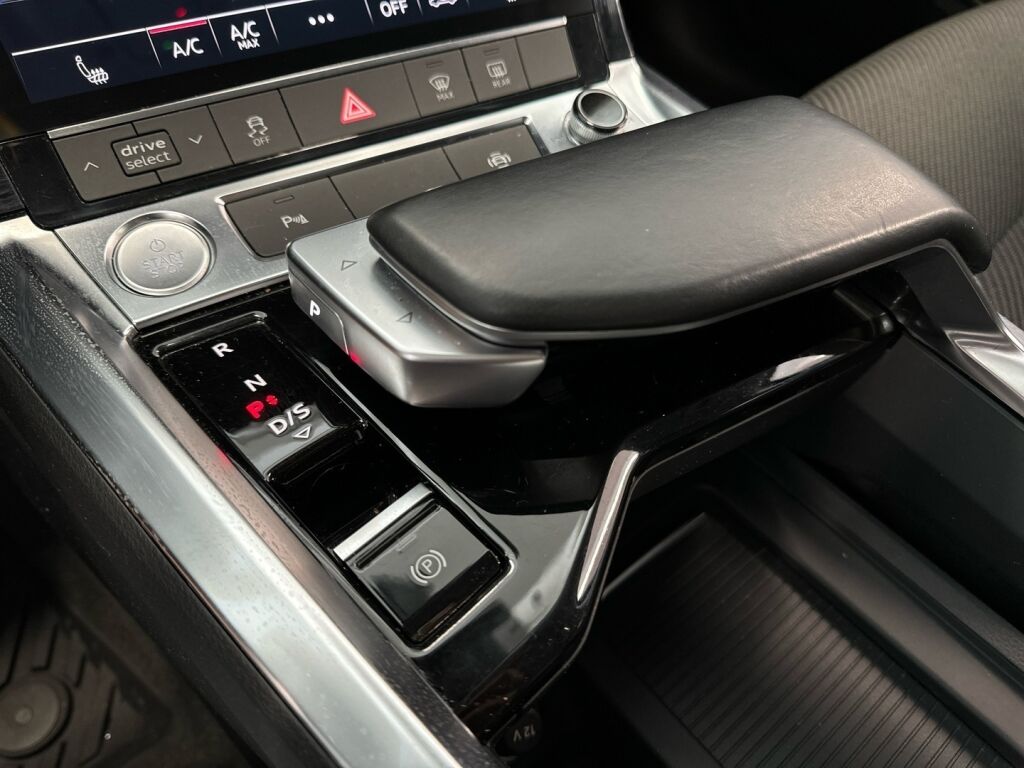 Audi e-tron 2020 Musta